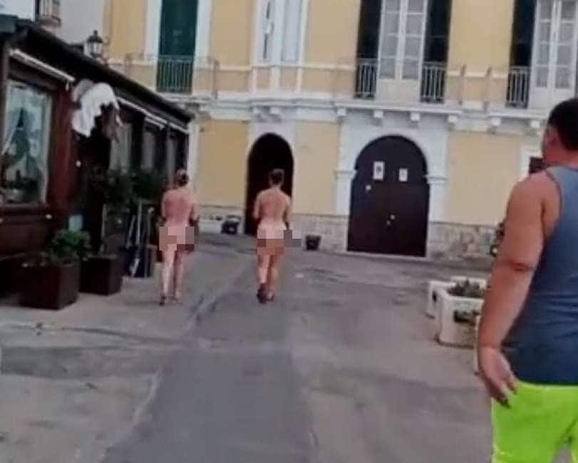 due-turiste-passeggiano-nude-per-gallipoli-3-1682736.jpg