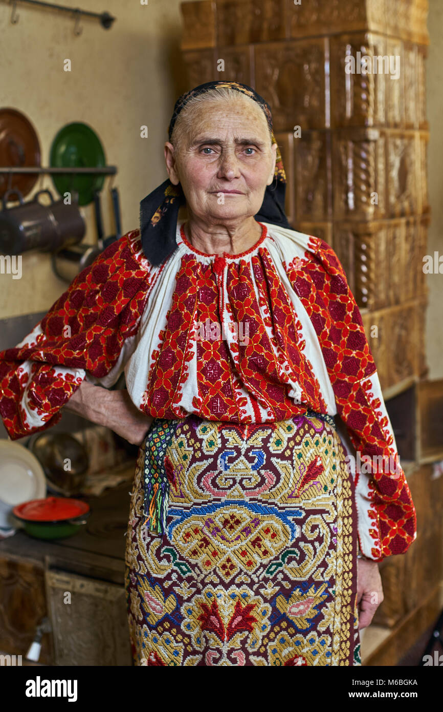 vecchia-donna-rumena-in-costume-tradizionale-m6bgka.jpg