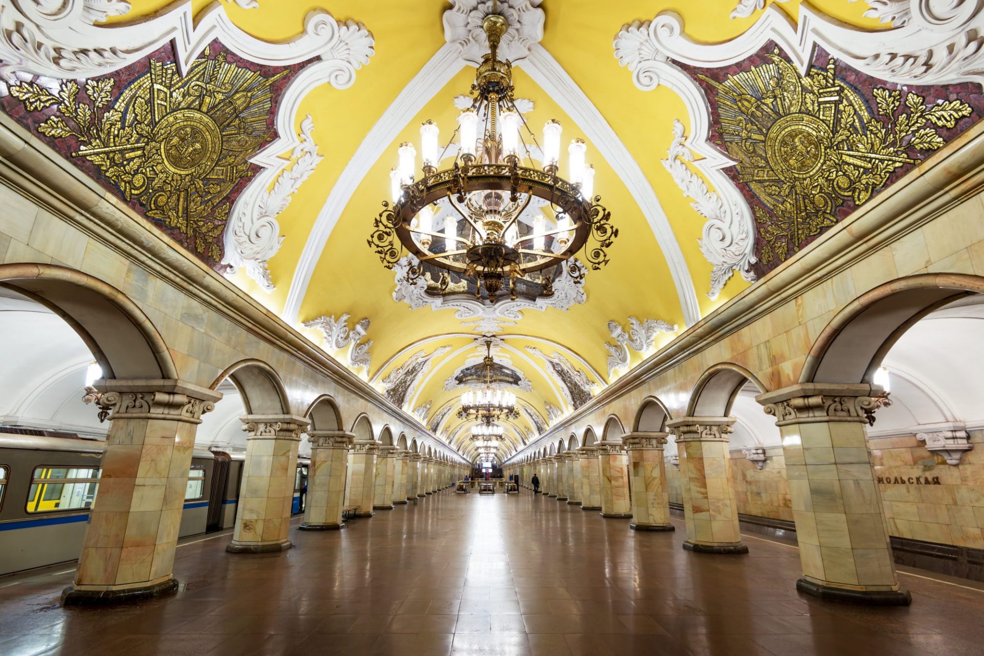 metro-station-Komsomolskaya-in-Moscow-Scallger-1920x1281.jpg