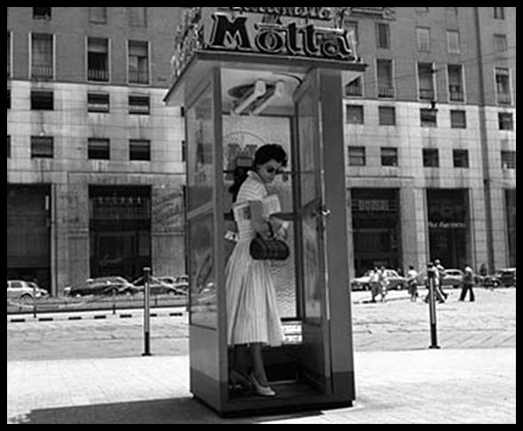 Prima-cabina-telefonica-insegna-Motta-Piazza-San-Babila.jpg