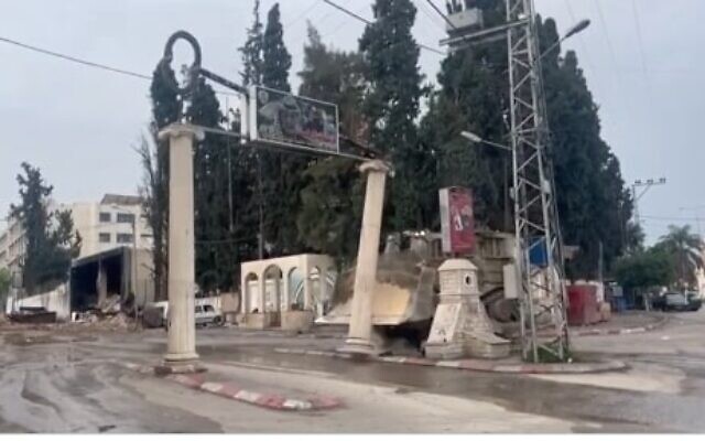 Un bulldozer dell'IDF distrugge un monumento per il defunto presidente dell'OLP Yasser Arafat all'ingresso del campo profughi di Tulkarem in Cisgiordania il 14 novembre 2023. (Cattura schermo/X)