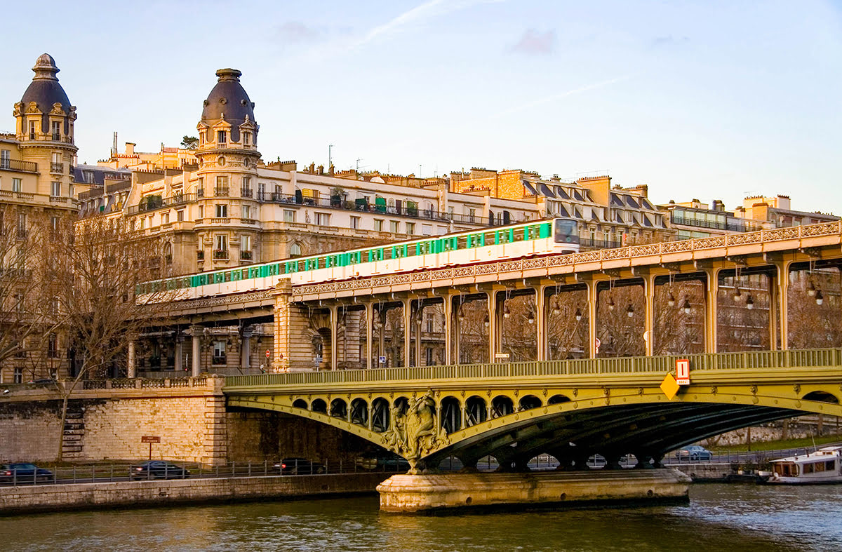 Eiffel-Tower-Paris-Metro-train-on-Bir-Hakeim-bridge.jpg