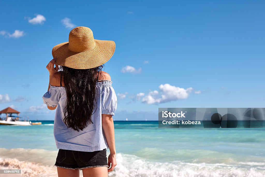 donna-con-cappello-sulla-spiaggia.jpg