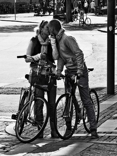 Love-amore-baci-bacio-copenaghen-effusioni-passione-bici-bicicletta-coppie-fidanzati-dolcezza+%25286%2529.jpg