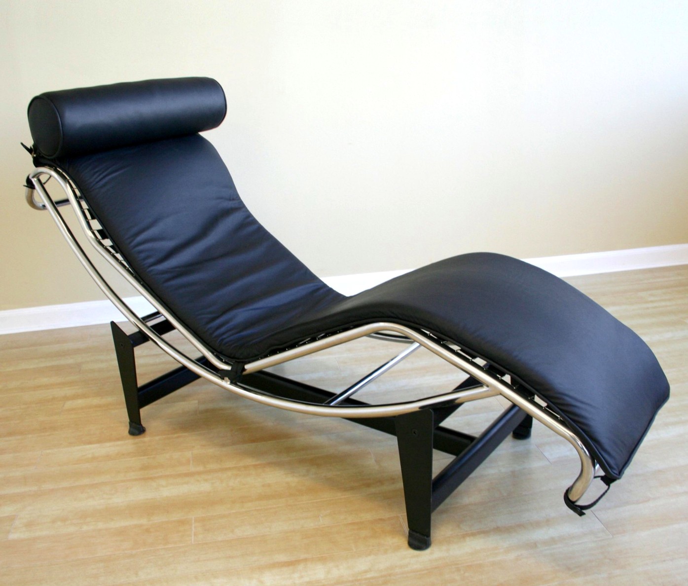 Le+Corbusier+Chaise+Lounge..jpg