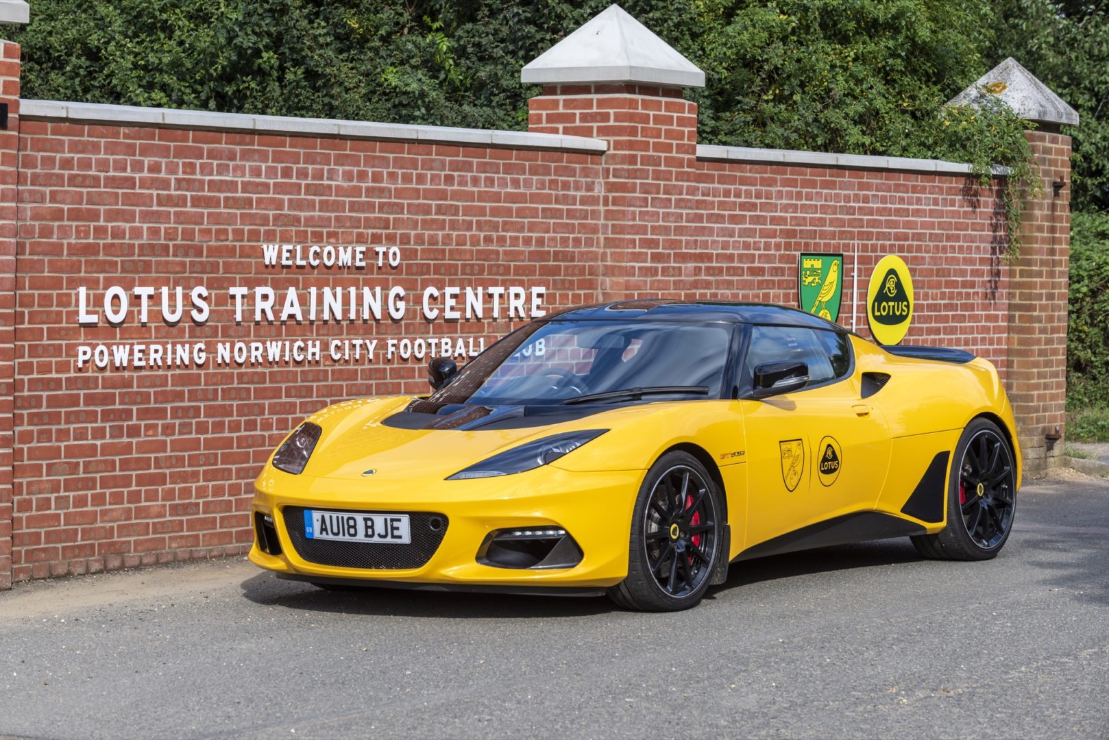 Lotus-presenta-il-nuovo-logo-partnership-col-Norwich-City-football-Club-1-1618x1080.jpg