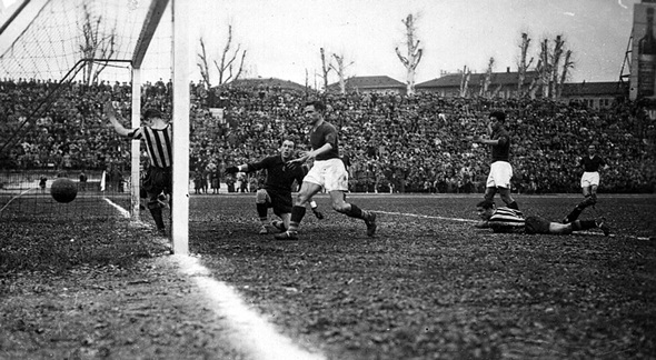Meazza_Inter_Juventus_1928.jpg