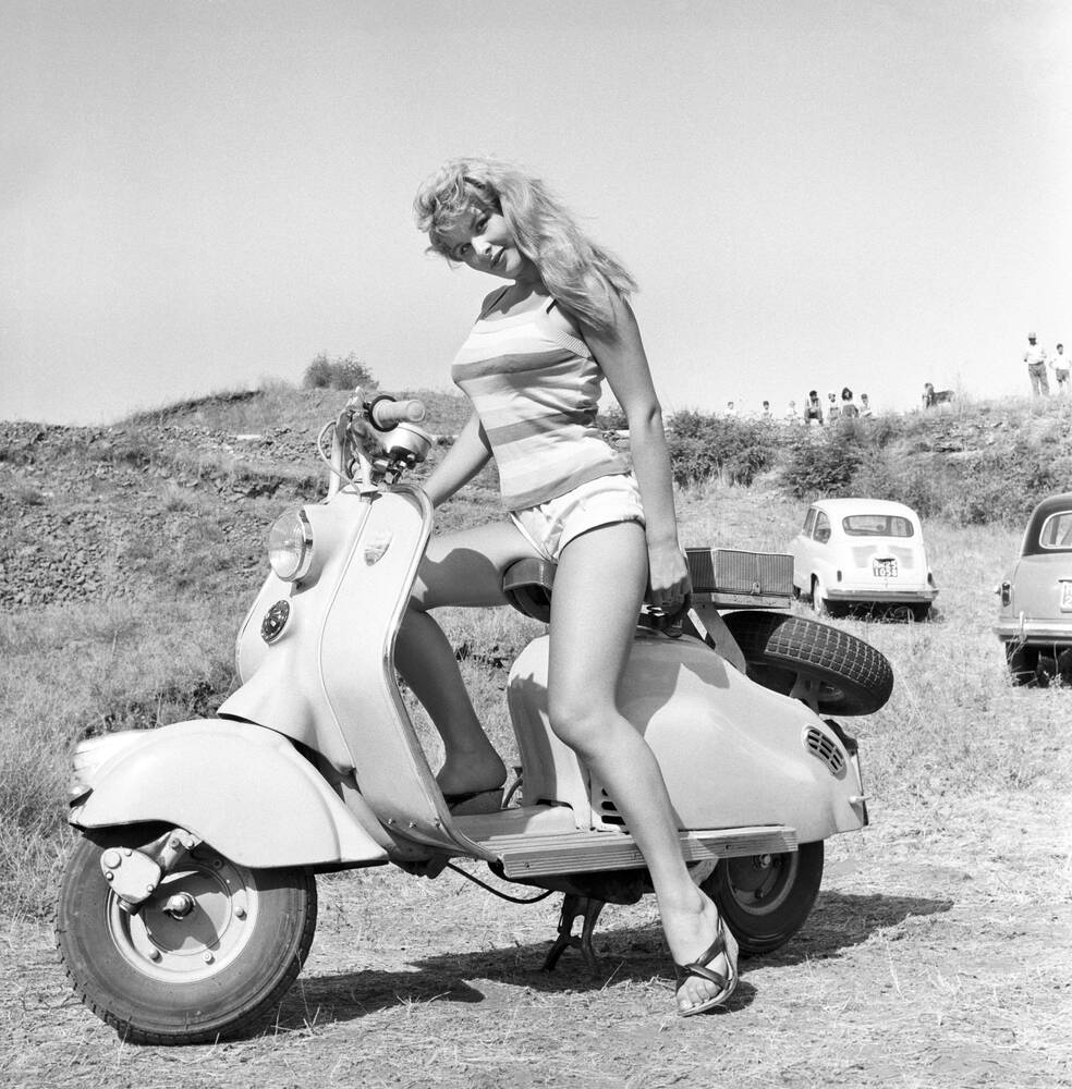 marisa-allasio-posant-sur-une-vespa-en-italie-1956.jpg