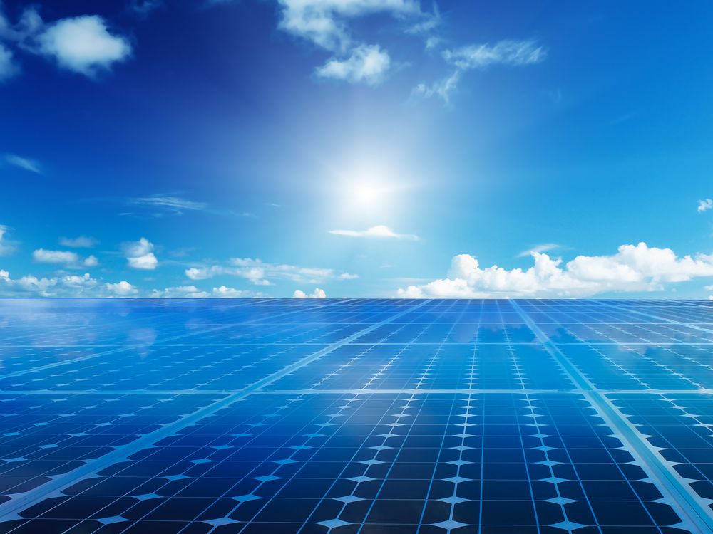 fotovoltaico-pannelli-cielo-futuro-orizzonte-previsioni-sole.jpg