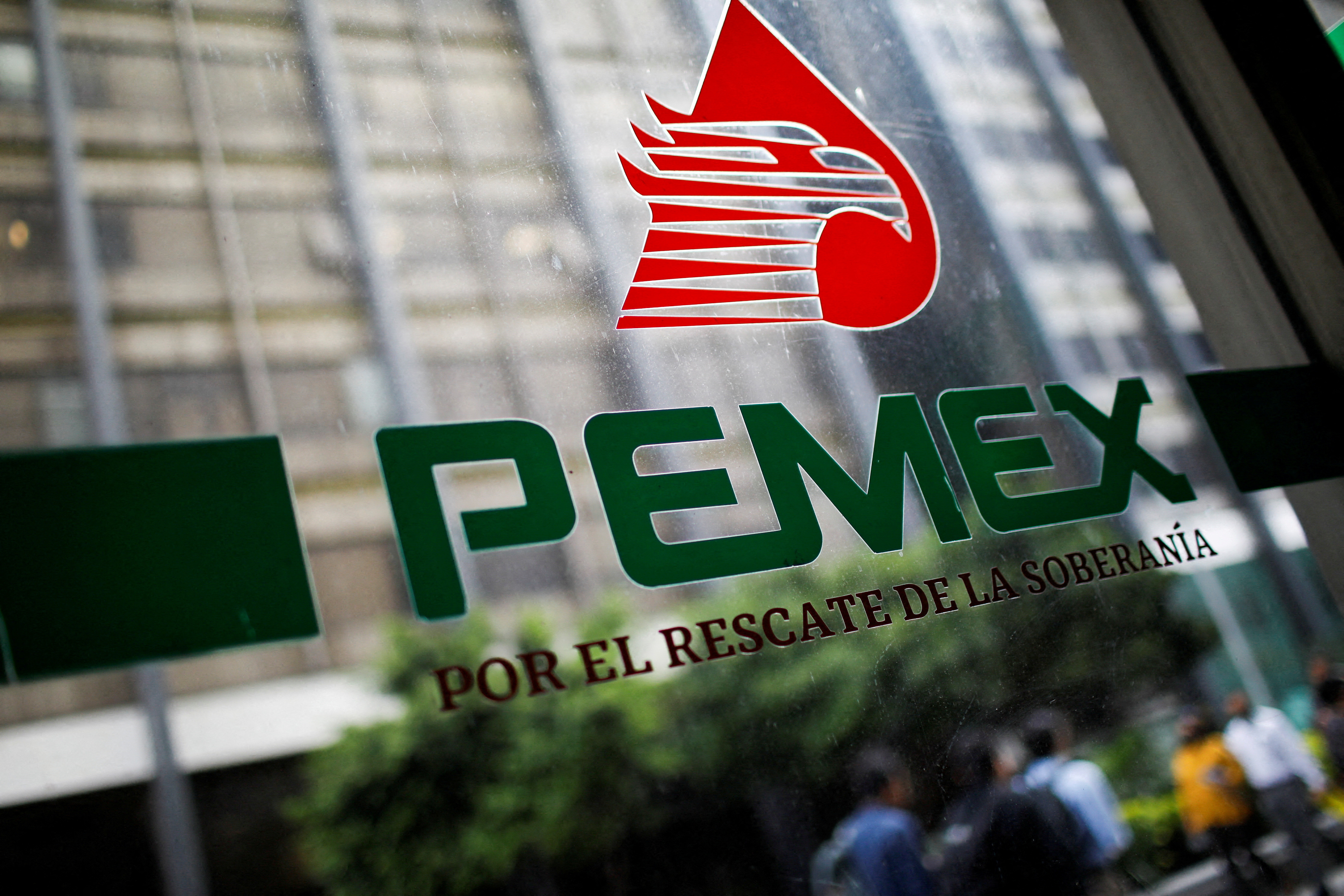 Il logo di Petroleos Mexicanos (Pemex) è raffigurato presso la sede centrale dell'azienda a Città del Messico