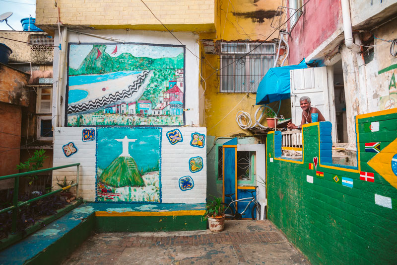 favelas-rio-de-janeiro-vila-canoas-strada.jpg