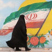  Una donna velata nelle strade di Teheran