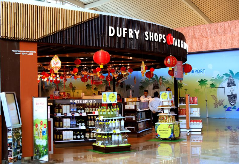 Un negozio duty free del gruppo Dufry nell'aereoporto internazionale di Denpassar, a Bali