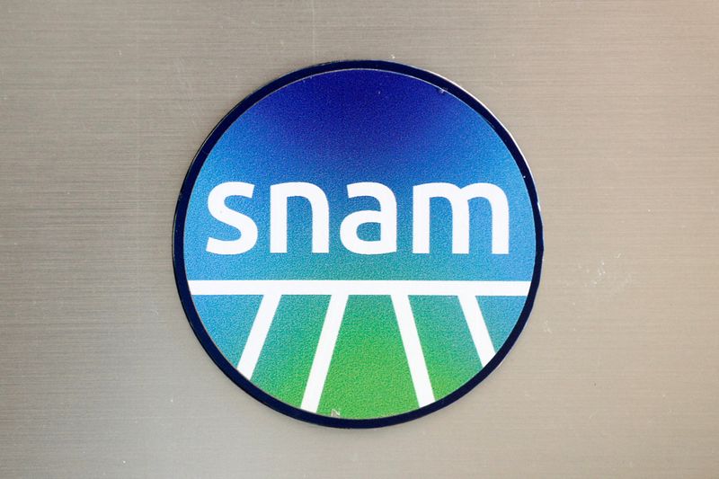 Il logo di Snam è visibile all'esterno della sede a Roma