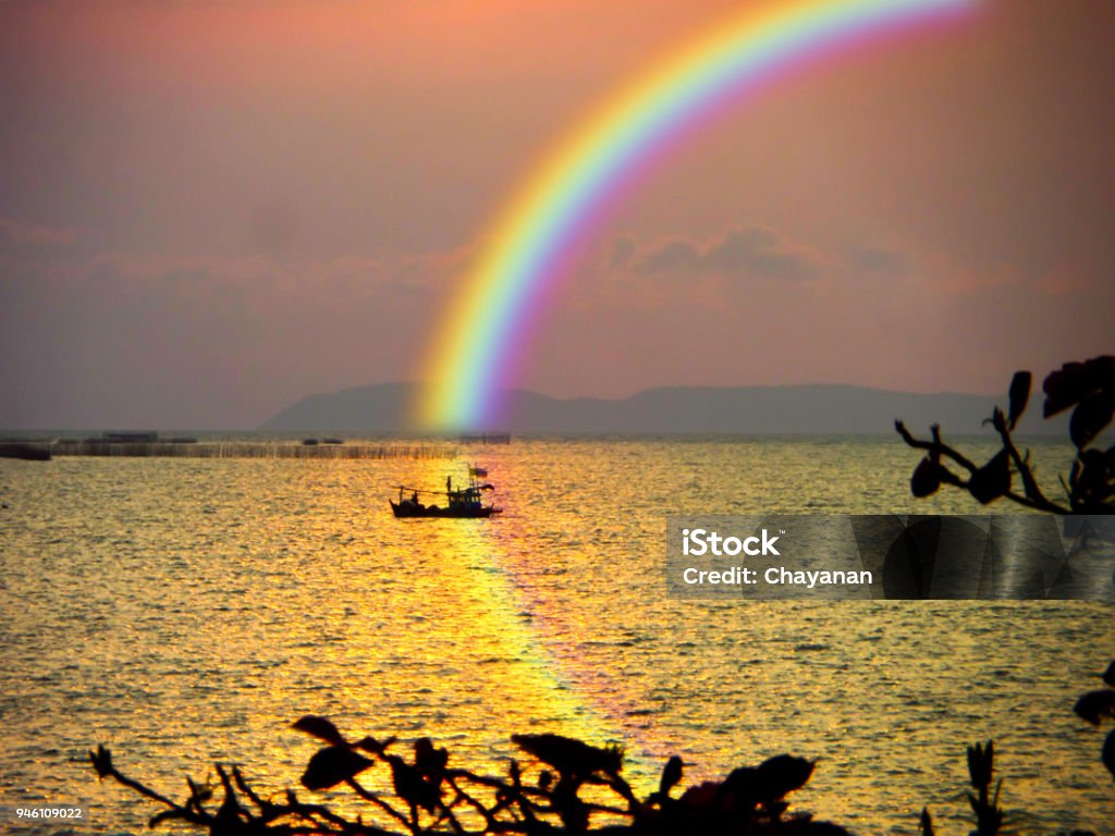 blur-barca-mare-tramonto-arcobaleno-riflesso-arcobaleno-sullacqua.jpg