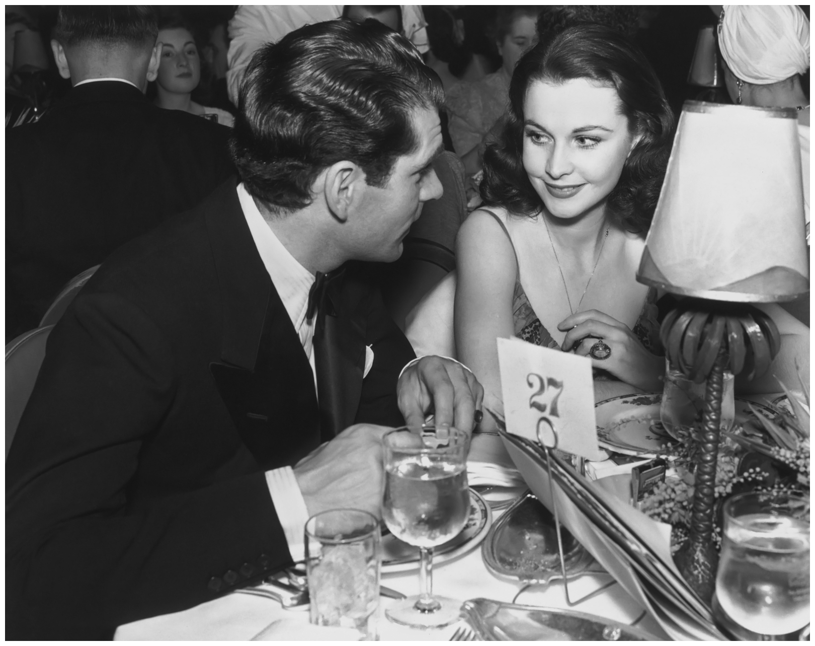 laurence-olivier-and-his-wife-vivien-leigh-at-a-dinner-table-in-the-1940s.jpg