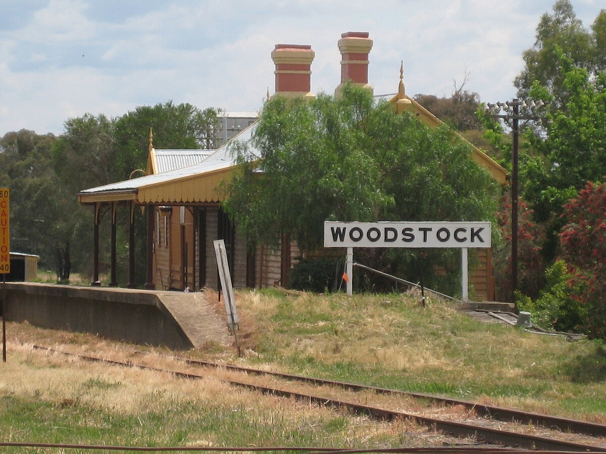 1200px-Train_station_Woodstock%2C_NSW%2C_2015.jpeg