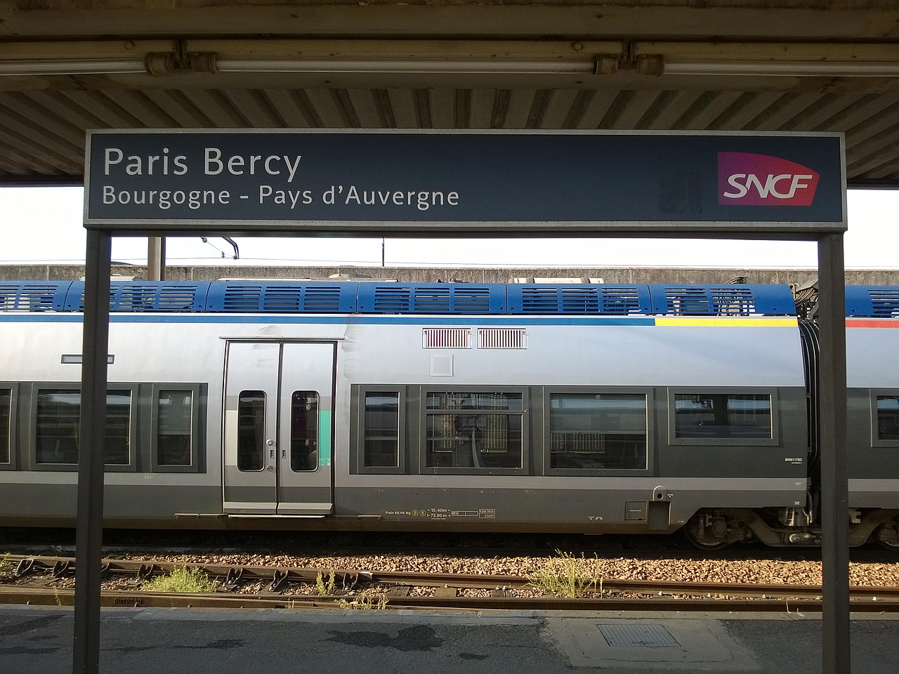 1280px-Panneau_de_nom_%E2%80%94_Gare_de_Paris-Bercy.jpg