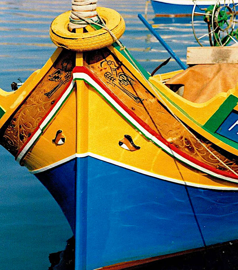mercato-di-Marsaxlokk-luzzu-colorata-barca-tipica-maltese.jpeg