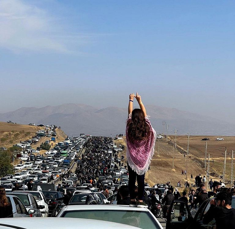 La foto simbolo scattata nel Kurdistan iraniano durante la manifestazione per i 40 giorni dalla morte di Mahsa Amini