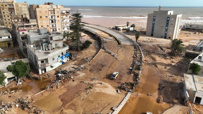 Una strada danneggiata dalla tempesta Daniel a Derna, Libia, 12 settembre 2023