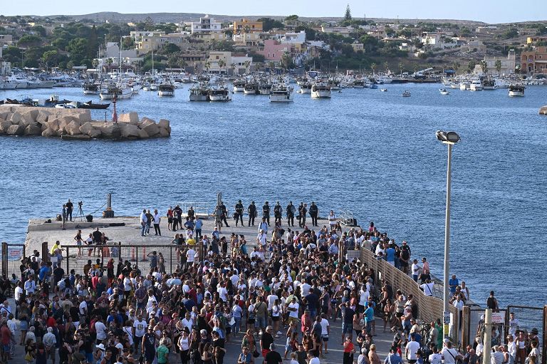 Migranti a Lampedusa in attesa del trasferimento