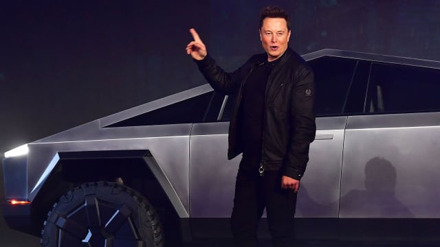 Elon Musk Tesla si trova di fronte a un Tesla Cybertruck.  Piombo JS 013023
